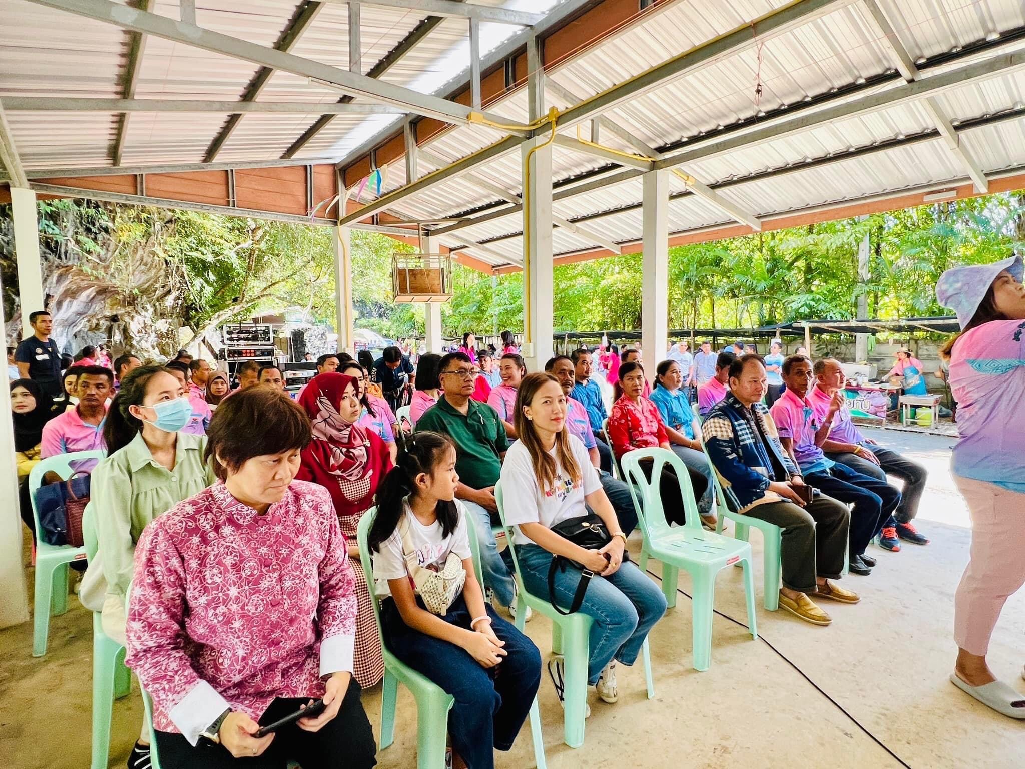 สาธารณสุขอำเภอทับปุด ร่วมเป็นเกียรติในพิธีเปิดตลาดนัด “หลาดต้นเหนา เขาโต๊ะดำ” บ้านคลองบ่อแสน อำเภอทับปุด จังหวัดพังงา
       วันที่ 17 ธันวาคม 2566 เวลา 10.00 น. ณ หลาดต้นเหนา เขาโต๊ะดำ หมู่ที่ 3 ตำบลบ่อแสน อำเภอทับปุด จังหวัดพังงา
       นายธีระยุทธ บุตรทหาร สาธารณสุขอำเภอทับปุด พร้อมด้วยเจ้าหน้าที่ รพ.สต.บ่อแสน ร่วมเป็นเกียรติในพิธีเปิดตลาดนัด “หลาดต้นเหนา เขาโต๊ะดำ” บ้านคลองบ่อแสน โดยมีนายแก้ว คงวงศ์ นายอำเภอทับปุด เป็นประธานในพิธีเปิด มีวัตถุประสงค์เพื่อเพิ่มช่องทางการจำหน่ายผลผลิตทางการเกษตร ผลิตภัณฑ์ชุมชน และผลิตภัณฑ์ OTOP โดยเปิดจำหน่ายทุกวันอาทิตย์ ในระหว่างเวลา 10.00 - 16.00 น.