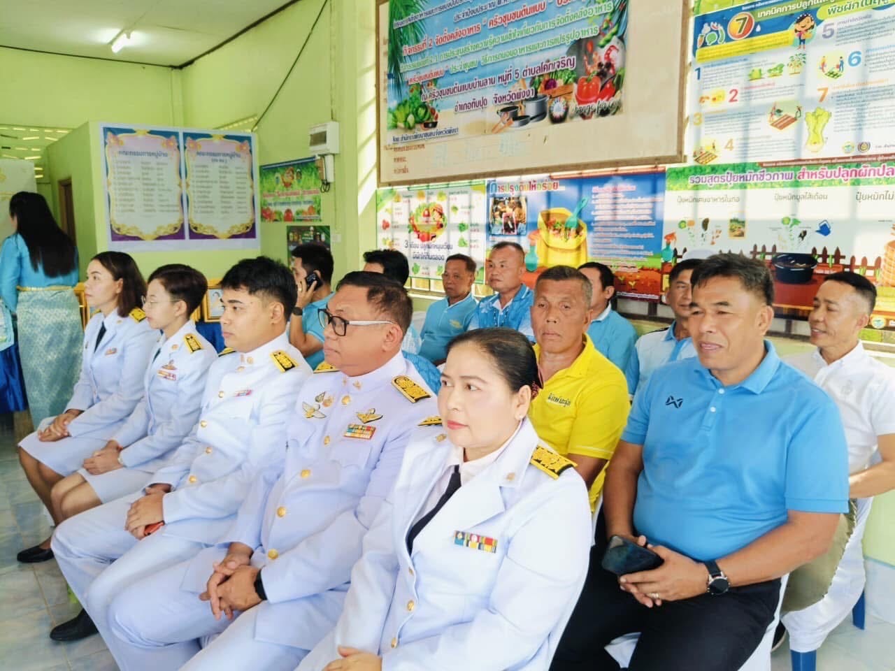 วันที่ 18 ตุลาคม 2567 เวลา 09.00 น.
 
      นายธีระยุทธ บุตรทหาร สาธารณสุขอำเภอทับปุด ร่วมพิธีงานฉลองกองทุนแม่ของแผ่นดิน เพื่อร่วมสืบสานพระราชปณิธาณในการป้องกันและแก้ไขปัญหายาเสพติด สร้างภูมิคุ้มกันให้กับชุมชน หมู่ที่ 5 ตำบลโคกเจริญ อำเภอทับปุด จังหวัดพังงา โดยมีนายดำรง ฉิมทับ นายอำเภอทับปุด เป็นประธานในพิธี
