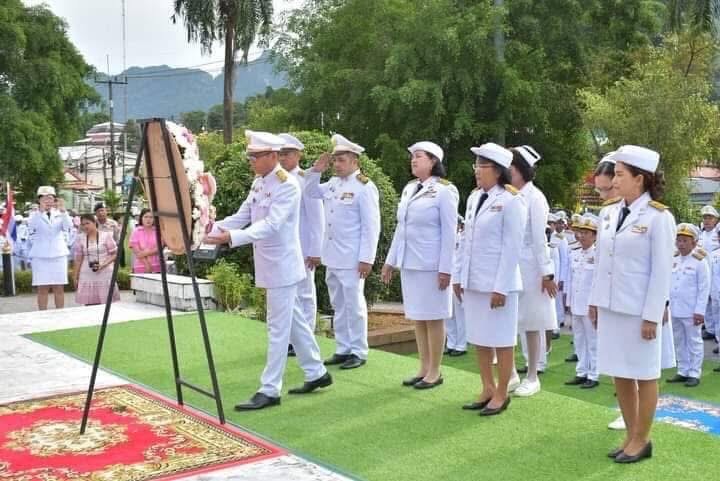 วันที่ 23 ตุลาคม 2567 เวลา 08.00 น. ณ บริเวณพระบรมราชานุสาวรีย์พระบาทสมเด็จพระจุลจอมเกล้าเจ้าอยู่หัว ศาลากลางจังหวัดพังงา (หลังเก่า) 

      นายธีระยุทธ บุตรทหาร สาธารณสุขอำเภอทับปุด เข้าร่วมพิธีวางพวงมาลา เบื้องหน้าพระบรมราชานุสาวรีย์พระบาทสมเด็จพระจุลจอมเกล้าเจ้าอยู่หัว  ในพิธีน้อมรำลึกเนื่องในวันคล้ายวันสวรรคตพระบาทสมเด็จพระจุลจอมเกล้าเจ้าอยู่หัว เพื่อน้อมรำลึกถึงพระมหากรุณาธิคุณที่ทรงมีต่อพสกนิกรชาวไทย โดยมีนายสุพจน์ รอดเรือง ณ หนองคาย ผู้ว่าราชการจังหวัดพังงา เป็นประธานในพิธี