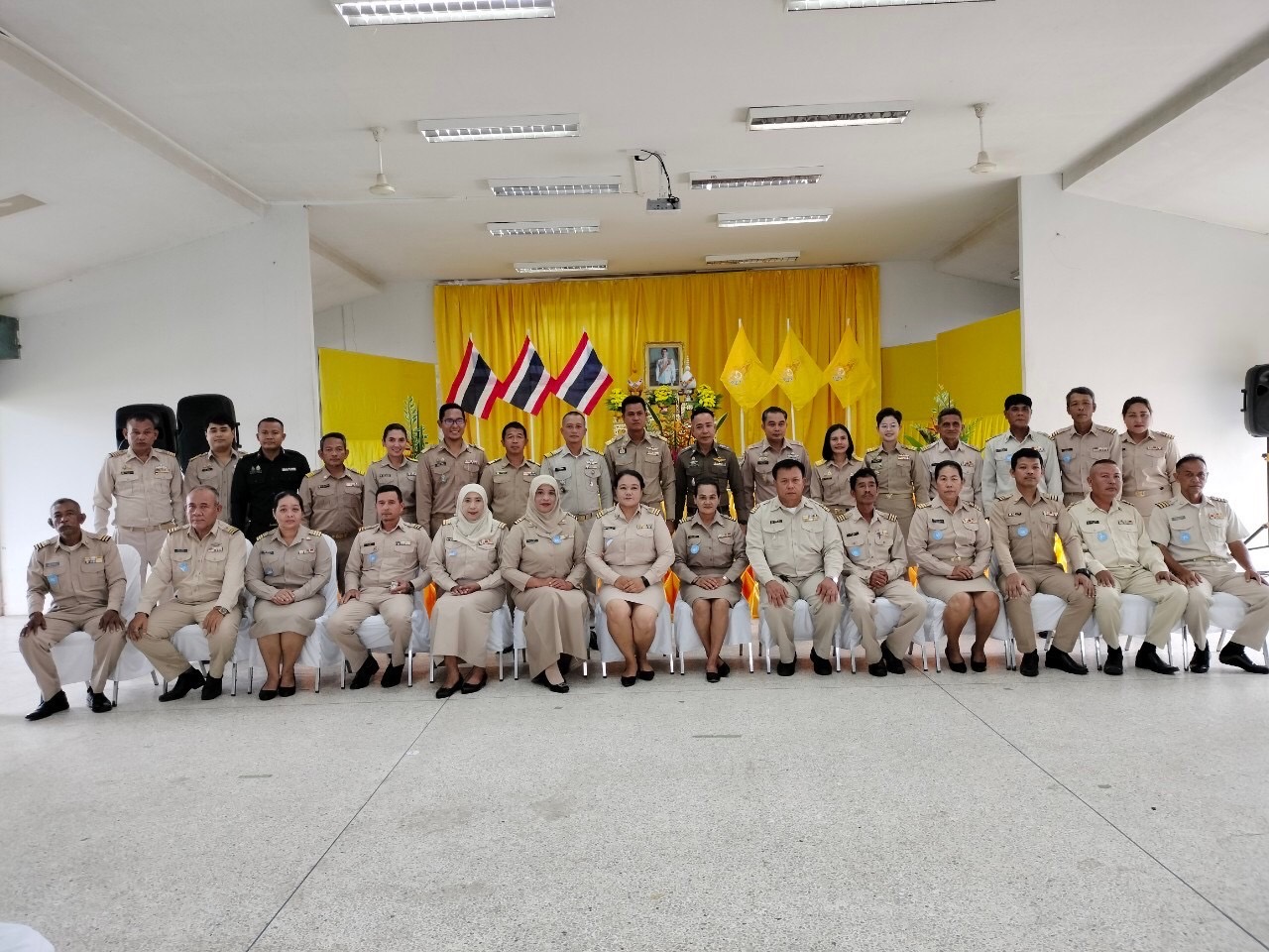 วันที่ 22 พฤศจิกายน 2567 เวลา 08.30 น.
       นายธีระยุทธ บุตรทหาร สาธารณสุขอำเภอทับปุด มอบหมายให้ นางสาวเมธินี เทพาอนุรักษ์ นักวิชาการสาธารณสุขชำนาญการ ร่วมเป็นเกียรติในพิธีรับมอบเหรียญพระราชทานแก่ กำนัน ผู้ใหญ่บ้าน แพทย์ประจำตำบล สารวัตรกำนัน และผู้ช่วยผู้ใหญ่บ้าน เพื่อเป็นการเฉลิมพระเกียรติในโอกาสพระราชพิธีมหามงคลเฉลิมพระชนมพรรษา 6 รอบ 28 กรกฎาคม 2567 และเพื่อเป็นการยกย่องเชิดชูเกียรติสถาบันกำนัน ผู้ใหญ่บ้าน ให้ปรากฏแก่สาธารณชนทั่วไป โดยมีนายดำรง ฉิมทับ นายอำเภอทับปุด เป็นประธานในพิธี ณ ศาลาประชาคมอำเภอทับปุด จังหวัดพังงา