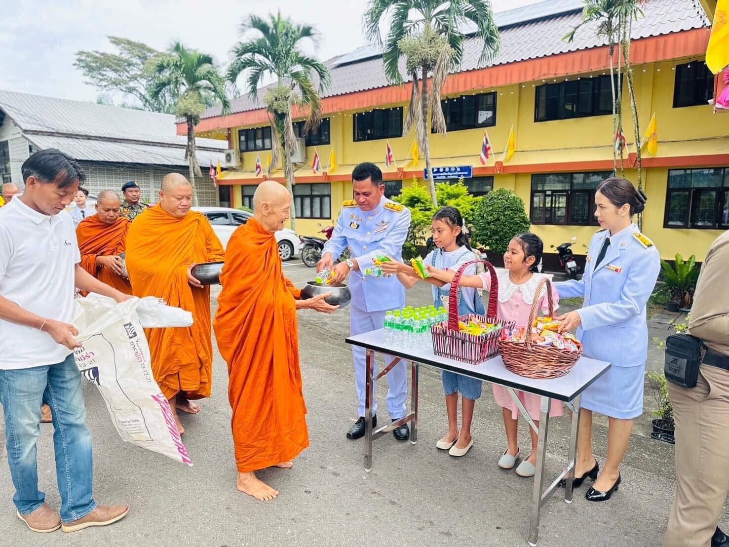 📣 วันที่ 5 ธันวาคม พ.ศ.2567
      นายธีระยุทธ บุตรทหาร สาธารณสุขอำเภอทับปุด พร้อมด้วยบุคลากรสำนักงานสาธารณสุขอำเภอทับปุด ร่วมกิจกรรมเนื่องในวันคล้ายวันพระบรมราชสมภพ พระบาทสมเด็จพระบรมชนกาธิเบศร มหาภูมิพลดอุลยเดชมหาราช บรมนาถบพิตร วันชาติ และวันพ่อแห่งชาติ 5 ธันวาคม 2567 โดยมีนายดำรง ฉิมทับ นายอำเภอทับปุด เป็นประธานในพิธี ดังนี้
        - พิธีทำบุญตักบาตรพระสงฆ์ จำนวน 20 รูป เพื่อถวายเป็นพระราชกุศลและน้อมรำลึกในพระมหากรุณาธิคุณ ณ ศาลาประชาคมอำเภอทับปุด
         - พิธีร่วมพิธีวางพานพุ่มดอกไม้ เพื่อน้อมรำลึกในพระมหากรุณาธิคุณ ที่ทรงมีต่อพสกนิกรชาวไทย ตลอดจนแสดงออกถึงความจงรักภักดี และเทิดทูนสถาบันพระมหากษัตริย์ ณ อาคารอเนกประสงค์เทศบาลตำบลทับปุด