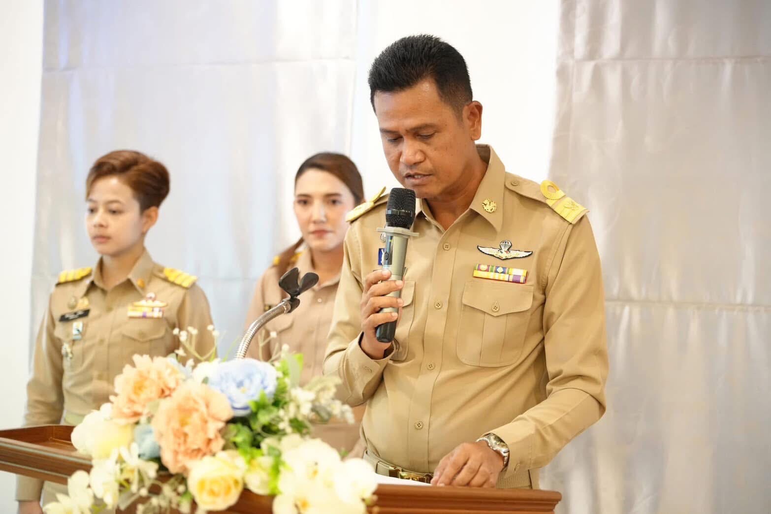 วันที่ 30 มกราคม 2568 เวลา 13.00 น. 

        นายธีระยุทธ บุตรทหาร สาธารณสุขอำเภอทับปุด ร่วมประชุมหัวหน้าส่วนราชการ และการประชุมกำนัน ผู้ใหญ่บ้าน ฯลฯ ประจำเดือนกุมภาพันธ์ พ.ศ.2568 โดยมีนายดำรง ฉิมทับ นายอำเภอทับปุด เป็นประธานในการประชุม ต่อมาเวลา 15.00 น. นายไพรัตน์ เพชรยวน ผู้ว่าราชการจังหวัดพังงา ลงพื้นที่มาเพื่อพบปะพร้อมมอบแนวทางการปฏิบัติราชการให้  กับ อำเภอ หัวหน้าส่วนราชการระดับอำเภอ ผู้บริหารองค์กรปกครองส่วนท้องถิ่น กำนัน ผู้ใหญ่บ้าน ฯลฯ ณ โรงแรมบ่อแสนวิลล่า อำเภอทับปุด จังหวัดพังงา