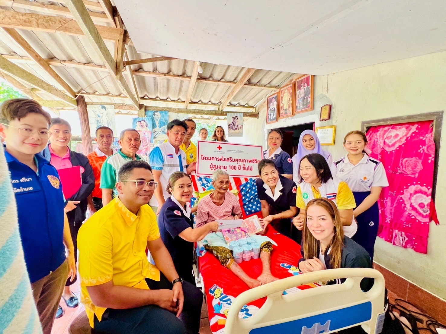 📣 สาธารณสุขอำเภอทับปุด ร่วมลงพื้นที่เยี่ยมผู้สูงอายุที่มีอายุ 100 ปีขึ้นไป ในพื้นที่อำเภอทับปุด ตามโครงการส่งเสริมคุณภาพชีวิตผู้สูงอายุที่มีอายุ 100 ปีขึ้นไป ในจังหวัดพังงา

          วันที่ 9 เมษายน 2568 เวลา 09.30 น. นายธีระยุทธ บุตรทหาร สาธารณสุขอำเภอทับปุด นางพรรณทิพา พิทักษ์ศักดิ์ธำรง พยาบาลวิชาชีพชำนาญการ และนางชนิดาภา อธิธนวรกุล พยาบาลวิชาชีพชำนาญการ ร่วมกับกรรมการเหล่ากาชาดจังหวัดพังงา ปลัดอำเภอทับปุด  ผู้แทนพัฒนาสังคมและความมั่นคงของมนุษย์จังหวัดพังงา  ผู้นำท้องที่/ท้องถิ่น และ รพ.สต.ในพื้นที่ ร่วมลงพื้นที่เยี่ยมเยือน มอบสิ่งของอุปโภค-บริโภค ให้กับผู้สูงอายุ 100 ปี ขึ้นไปในพื้นที่อำเภอทับปุด ตามโครงการส่งเสริมคุณภาพชีวิตผู้สูงอายุที่มีอายุ 100 ปีขึ้นไป ในจังหวัดพังงา จำนวน 5 ราย คือ
      1. นางไม่หนี  ประหยัดทรัพย์ อายุ 106 ปี ตำบลบ่อแสน อำเภอทับปุด จังหวัดพังงา
      2. นางม่าเฝี้ย  ประสานการ อายุ 101 ปี ตำบลมะรุ่ย อำเภอทับปุด จังหวัดพังงา
      3. นางเคลื่อน  สมใหญ่ อายุ 100 ปี ตำบลมะรุ่ย อำเภอทับปุด จังหวัดพังงา
      4. นางนิ่ม  ทองกอบ อายุ 102 ปี ตำบลโคกเจริญ อำเภอทับปุด จังหวัดพังงา
      5. นางส่อง  ประสิว อายุ 102 ปี ตำบลโคกเจริญ อำเภอทับปุด จังหวัดพังงา
เพื่อสร้างขวัญและกำลังใจในการดำรงชีวิตของผู้สูงอายุ