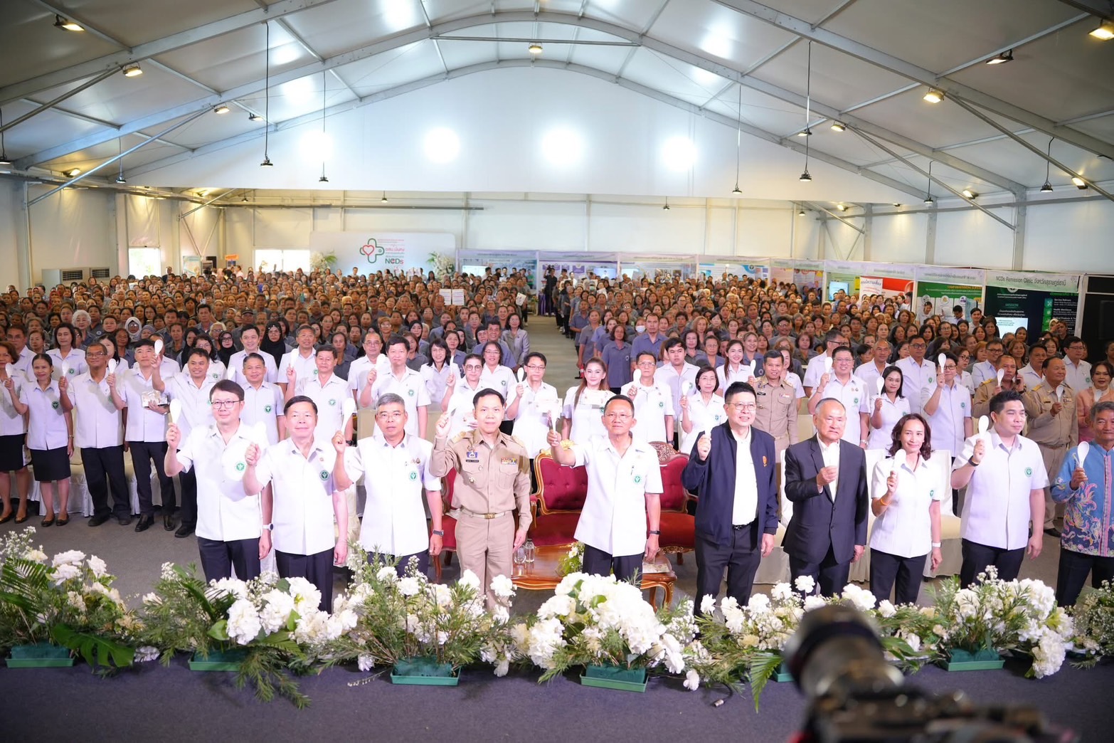 รัฐมนตรีว่าการกระทรวงสาธารณสุข เป็นประธานพิธีเปิดโครงการบริการทุกช่วงวัย ด้วยความห่วงใย จากกระทรวงสาธารณสุข “อสม. มั่นคง สาธารณสุขเข้มแข็ง เพื่อคนไทยห่างไกล NCDs” จังหวัดพังงา

วันที่ 18 กรกฎาคม 2568 เวลา 13.30 น. ณ ลาวิต้า ซาน่า เขาหลัก อำเภอตะกั่วป่า จังหวัดพังงา นายสมศักดิ์ เทพสุทิน รัฐมนตรีว่าการกระทรวงสาธารณสุข เป็นประธานพิธีเปิดโครงการบริการทุกช่วงวัย ด้วยความห่วงใย จากกระทรวงสาธารณสุข “อสม. มั่นคง สาธารณสุขเข้มแข็ง เพื่อคนไทยห่างไกล NCDs” จังหวัดพังงา โดยมีนายแพทย์ศักดา อัลภาชน์ รองปลัดกระทรวงสาธารณสุข กล่าวรายงานฯ นายบุญธรรม ถาวรทัศนกิจ รองผู้ว่าราชการจังหวัดพังงา กล่าวต้อนรับ นายแพทย์ปิยะ ศิริลักษณ์ ผู้ตรวจราชการกระทรวงสาธารณสุข เขตสุขภาพที่ 11 นายแพทย์รวมพล เหล่าหว้าน นายแพทย์สาธารณสุขจังหวัดพังงา คณะผู้บริหารจากส่วนกลางและส่วนภูมิภาค บุคลากรกระทรวงสาธารณสุข อสม. กว่า 1,500 คน เข้าร่วมพิธีฯ ทั้งนี้เพื่อตอบสนองต่อนโยบายของรัฐบาลด้านการดูแลสุขภาพประชาชนทุกมิติ ทั้งด้านการส่งเสริม ป้องกัน ดูแลรักษา และฟื้นฟูสุขภาพ  ยกระดับการเข้าถึงบริการสุขภาพที่เป็นปัญหาสำคัญของประชาชนในพื้นที่ผ่านการให้บริการทางการแพทย์ และการตรวจสุขภาพเชิงรุกอย่างครอบคลุมทุกช่วงวัย โดยในส่วนของวันนี้ มีคลินิกหน่วยบริการ รวม 11 คลินิก ได้แก่ คลินิกโรคอ้วน, คลินิก NCDs, คลินิกโรคไต, คลินิกโรคหลอดเลือดสมองและคัดกรองความเสี่ยงโรคเส้นเลือดหัวใจและหลอดเลือด, คลินิกโรคตาและต้อกระจก, คลินิกข้อกระดูกและกายภาพ, คลินิกคัดกรองการได้ยินและการตรวจหู คอ จมูก, คลินิกคัดกรองมะเร็ง, คลินิกทันตกรรม, คลินิกเวชศาสตร์วิถีชีวิต และรถให้บริการสุขภาพจิตเคลื่อนที่ พร้อมทั้งมอบเครื่องช่วยฟัง จำนวน 10 เครื่อง