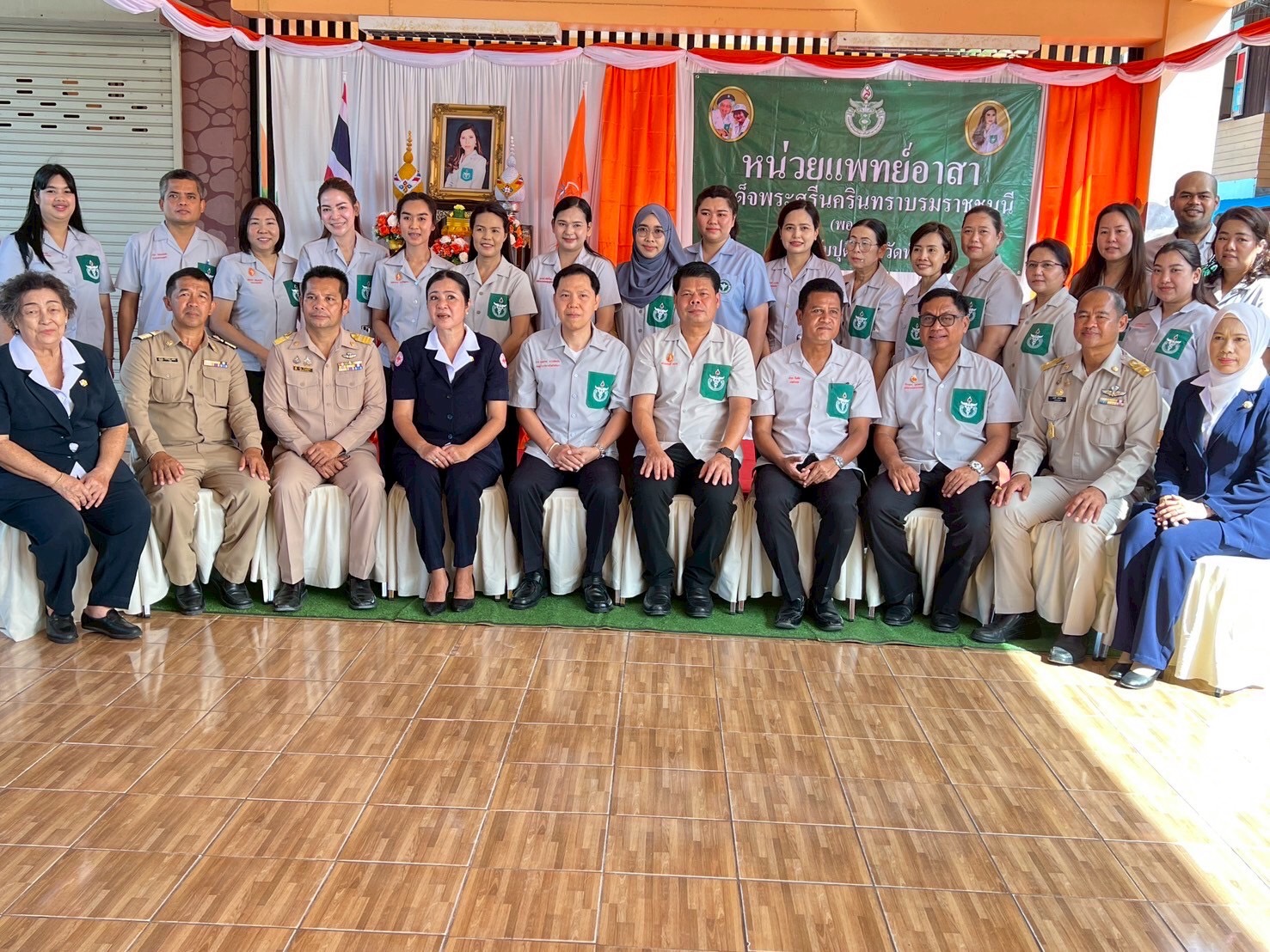 รองผู้ว่าราชการจังหวัดพังงา ออกหน่วยปฏิบัติงานหน่วยแพทย์เคลื่อนที่ พอ.สว. จังหวัดพังงา ณ โรงเรียนบ้านท่าสนุก ม.3  ต.มะรุ่ย อ.ทับปุด จ.พังงา

       วันที่ 31 กรกฎาคม 2568 เวลา 08.30 น. หน่วยแพทย์อาสาสมเด็จพระศรีนครินทราบรมราชชนนี หรือ พอ.สว.ประจำจังหวัดพังงา นายภูมิธรรม ถาวรทัศนกิจ รองผู้ว่าราชการจังหวัดพังงา เป็นประธานออกหน่วยปฏิบัติงานหน่วยแพทย์เคลื่อนที่ พอ.สว.อำเภอทับปุด พร้อมด้วย นายพรศักดิ์ มธุรส รองนายแพทย์สาธารณสุขจังหวัดพังงา นายดำรง ฉิมทับ นายอำเภอทับปุด นายธีระยุทธ บุตรทหาร สาธารณสุขอำเภอทับปุด นายกองค์การบริหารส่วนตำบลมะรุ่ย กำนัน ผู้ใหญ่บ้าน ตำบลมะรุ่ย และสมาชิก พอ.สว.จังหวัดพังงา สมาชิกเหล่ากาชาดจังหวัดพังงา ออกให้บริการหน่วยแพทย์เคลื่อนที่ พอ.สว.  ณ โรงเรียนบ้านท่าสนุก หมู่ที่ 3 ตำบลมะรุ่ย ประกอบด้วยตรวจรักษาโรคทั่วไป/ทันตกรรม/กายภาพบำบัด/แพทย์แผนไทย และเจาะเลือดมาลาเรีย นอกจากนี้ยังให้บริการตัดผมให้แก่ประชาชน ทั้งนี้ได้มอบถุงยังชีพแก่ผู้สูงอายุและผู้ด้อยโอกาส จำนวน 20 ราย จากสถานีกาชาดที่ 14 พังงา เฉลิมพระเกียรติสมเด็จพระเทพรัตนราชสุดาฯ และลงพื้นที่เยี่ยมผู้ป่วยและผู้สูงอายุ พร้อมมอบถุงยังชีพ ยาชุดพระราชทาน และเงินช่วยเหลือ จำนวน 2 ราย ในตำบลมะรุ่ย อำเภอทับปุด จังหวัดพังงา